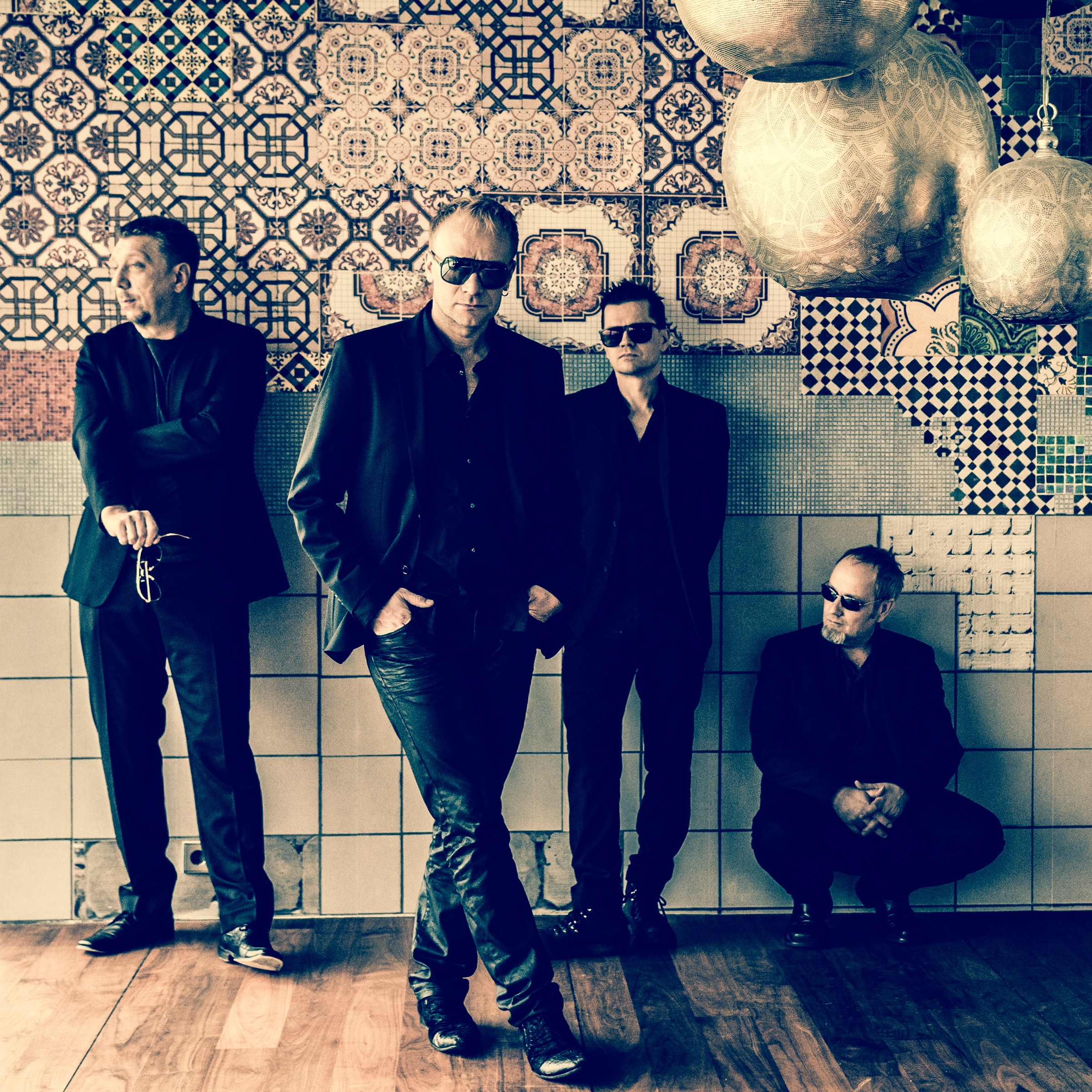 Neljä Ruusua Portrait