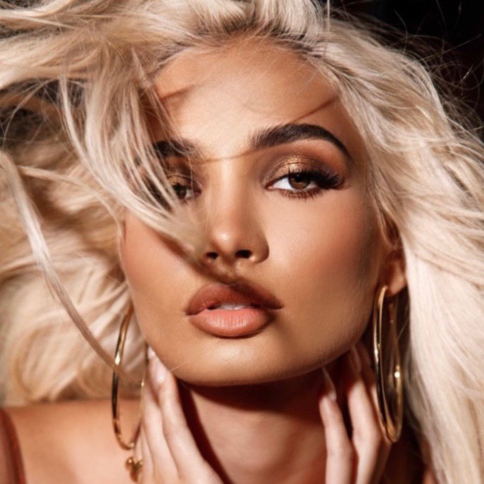Pia Mia Portrait