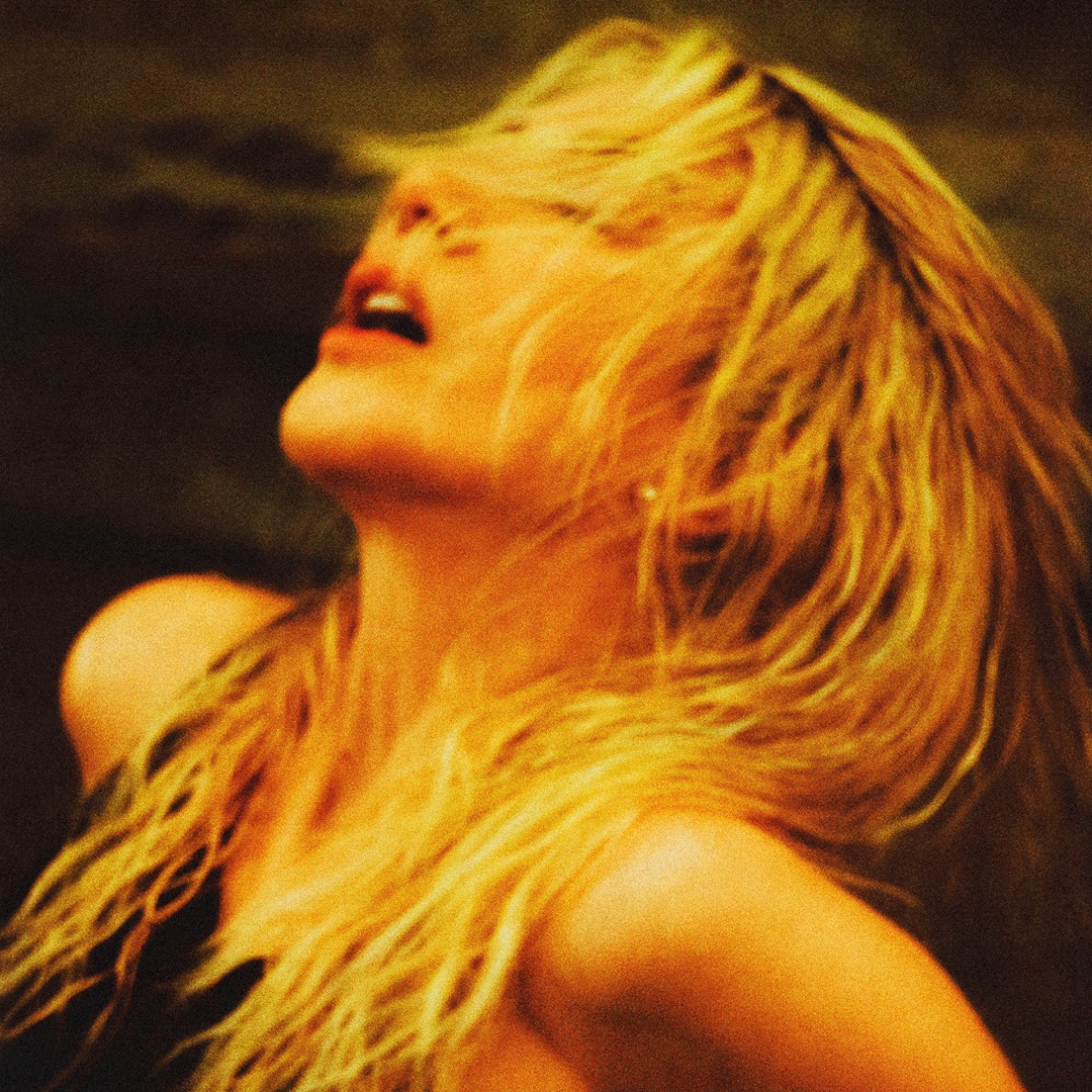 Hande Yener Portrait